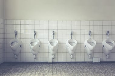 Ön is elszalad mosdóba indulás előtt, csak a biztonság kedvéért? Hát, ezt nagyon rosszul teszi