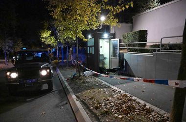 Lelőtték a fiatalt, aki késsel támadt az Izrael belgrádi nagykövetségét védő rendőrre