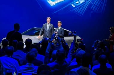 Magyar Péternek felajánlották a Mercedes gyárátadóján, hogy vigye el egy körre az új, C osztályos elektromos autót