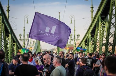 A Momentum népszavazást kezdeményez az örökbefogadásról