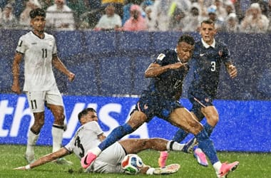 Miért kellett órákig malmozniuk a francia és az iraki focistáknak a vb-n? És mi van, ha csitul a vihar?