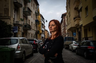 „Még egyszer idejövök és megölöm a Renner Erikát” – hörögte a kaputelefonba a lúgos orvos áldozatának zaklatója