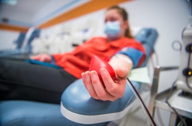 Véget ért a nagy üzlet, amit még Bayer Zsolt felesége hozott össze Országos Vérellátó Szolgálat vezetőjeként