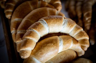 Görbe kifli, egyenes út előre – megnéztük, hogyan gyártják a Lipóti legendás kiflijét