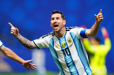 Argentína szenzációs fordítással jutott tovább, Szalahéknak véget ért a vébé Egyiptom 2-0-ra vezetett, de a hajrában Argentína előbb 4 perc alatt kiegyenlített, majd a 92. percben el is döntötte a mérkőzést. Messi büntetőt rontott, majd gólpasszal és góllal járult hozzá az argentin feltámadáshoz.