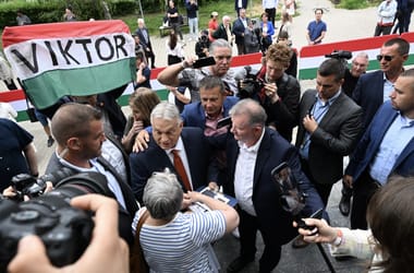 Mosolygós Orbán, grimaszoló Szalay-Bobrovniczky – fotókon, ahogy a Fidesz prominensei megérkeznek a párt kongresszusára