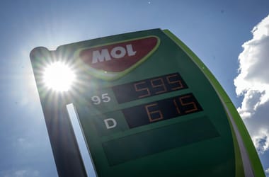 A kormány kivezeti a védett üzemanyagárat, de Kapitány bármikor újra bevezethetné