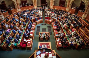 Parlament: kötelező lesz megjelenni a vizsgálóbizottságok előtt, átalakították a közmédiát, vége a gyűlöletkeltő plakátoknak