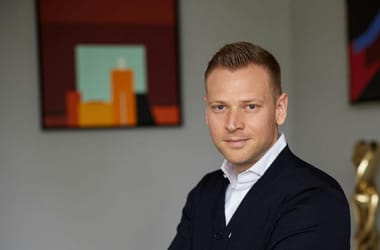 Hadházy Ákos szerint négyszázezer forintos cipőben jelent meg Tiborcz István az amerikai nagykövetség fogadásán