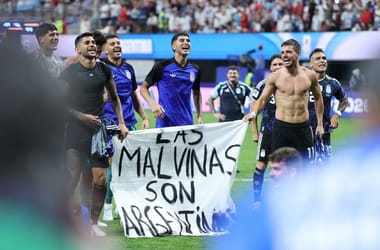 A Fehér Ház szerint nincs gond azzal, hogy az argentinok a Falkland-szigetekről üzentek a focipályán