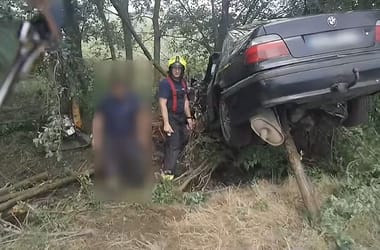 Videón egy autóbaleset utáni mentés: a sofőr életveszélyesen megsérült, majd sorra derültek ki a súlyos részletek