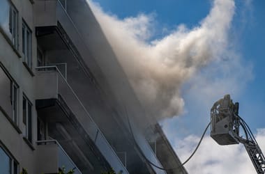 Kigyulladt egy tízemeletes ház Antwerpenben, többen meghaltak