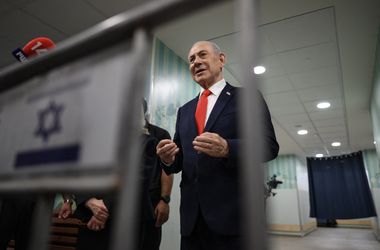 Netanjahu is szavazott, minden idők legmagasabb választási részvételét mérték Izraelben délután