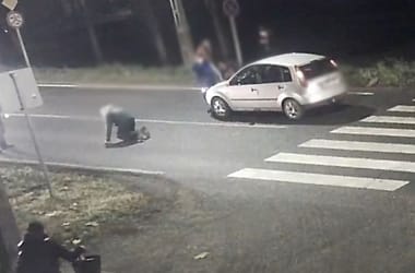 Fékezés nélkül ütött el két férfit egy autós a zebrán – videón a baleset