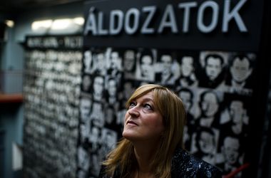 Szájer József nyugdíjba ment, Schmidt Mária kaotikus helyzetet hagyott maga után a Terror Házában