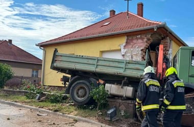 Háznak csapódott egy teherautó Zalaegerszegen, komoly kár keletkezett az épületben – videó