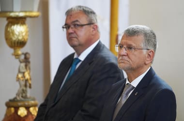 Volt, nincs: Kövér László bajusz nélkül tartott beszédet