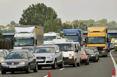 Hat autó rohant egymásba az M3-ason