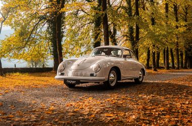 Egyenesen 1956-ba repít vissza bennünket ez a patinás régi Porsche