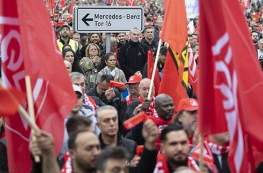Németország-szerte tüntettek az autóipari dolgozók a tömeges kirúgások miatt