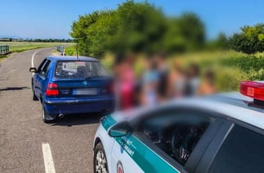 Ilyet még a rendőrök sem láttak: 18-an utaztak egy Skoda Feliciában
