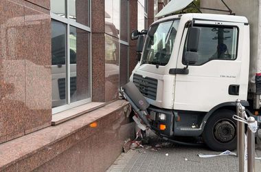 Kormányablaknak csapódott egy teherautó Újpesten