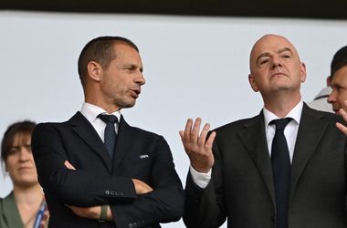Dollármilliók kifizetésére szólították fel a FIFA-elnököt
