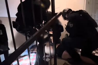 Videó: alsónadrágban fogtak el egy férfit, aki fegyverrel rabolt ki egy benzinkutat Nagykanizsán