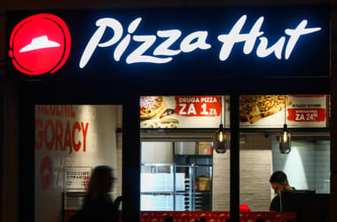 Nem bírta a Pizza Hut a versenytársak agresszív árazását és az online rendelést, eladják a céget