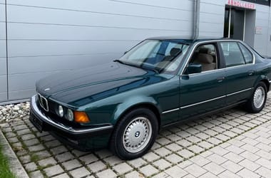Kézi váltós alig használt régi 7-es BMW hív időutazásra