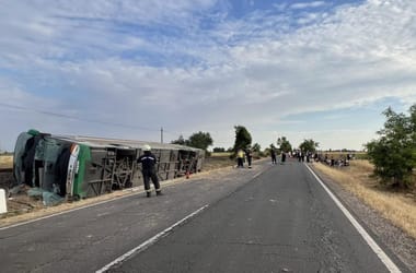 77 utassal árokba borult egy busz Kunszentmártonnál