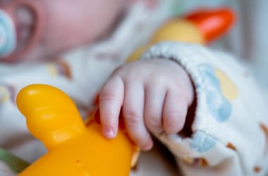 Hazatérhetett szüleihez a kisfiú, akit a gyámhivatal a születése után a kórházból egy csecsemőotthonba küldött
