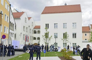 Rendőrőrs lett Hitler ausztriai szülőházából, hogy ne szolgálhasson zarándokhelyként