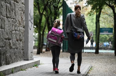 Így igényelhetnek iskolakezdési támogatást a rászoruló egyszülős családok