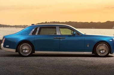 Mint egy jacht: luxustól tocsogó gigantikus új Rolls-Royce érkezett