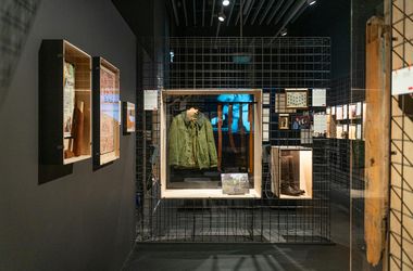 Leszerelőcenti és latrina pornóújsággal: a magyar sorkatonaság mindennapjai a Néprajzi Múzeum kiállításán
