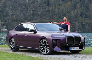 6 hengerrel vagy 680 villany lóerővel jobb az új 7-es BMW? Teszten a gigantikus luxusszedán
