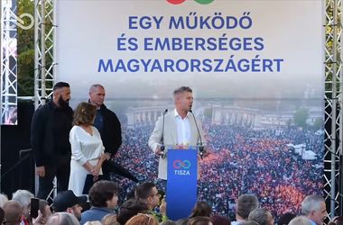 Magyar Péter Szolnokon: Nyugodtan jöjjön ide és engem öntsön le, ne a civileket