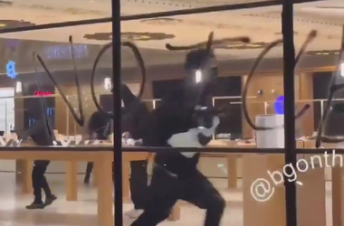 Betörtek egy Apple Store-ba, és minden mozdíthatót elvittek a zűrzavart kihasználó fosztogatók Los Angelesben – videó