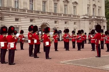 Károly király katonazenekara Ozzy Osbourne leghíresebb dalát játszotta a Buckingham előtt