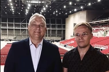 Orbán a Nemzet Radírjával tartott terepszemlét a Digitális Polgári Körök szeptemberi nagygyűlésének helyszínén