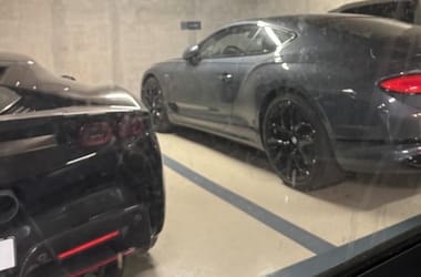 Egy 100 millió forintos Bentley is parkolt a korrupciós botrányban érintett Hungast-tulajdonos cég parkolóhelyén