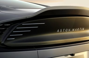 835 lóerős biturbó V12-vel ünnepel az Aston Martin