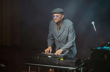 Damon Albarn Hamburgban szidta a magyar koncertje szervezőit, és arról beszélt, hogy az autokrata jobboldal nem foglalhatja el Európát