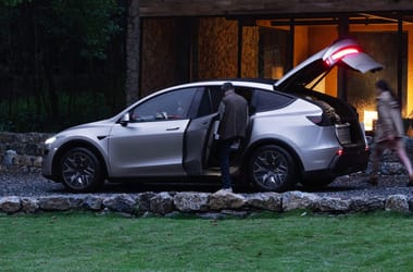 Megérkezett a hatszemélyes Tesla Model Y, csak a csomagtere lett hátizsáknyi