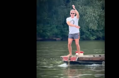 Magyar Péter a tiszalöki vízierőműnél aurafarmol