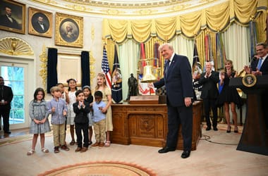 Megérkeztek a Trump-számlák az amerikai babáknak: 1000 dolláros jár fejenként az újszülötteknek