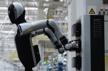Videón az örök gépélet receptje: amikor kell, saját magán cserél akkut az emberszabású robot