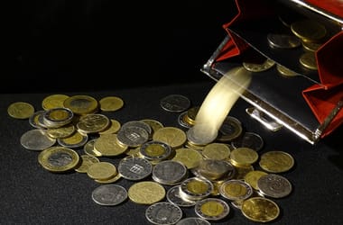 Májusra csökkent az átlagbér az előző hónaphoz képest