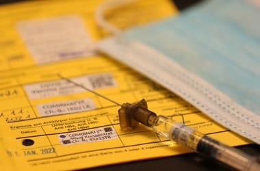 Letartóztattak egy diósjenői gyermekorvost, aki kenőpénzért cserébe nem adott be oltásokat